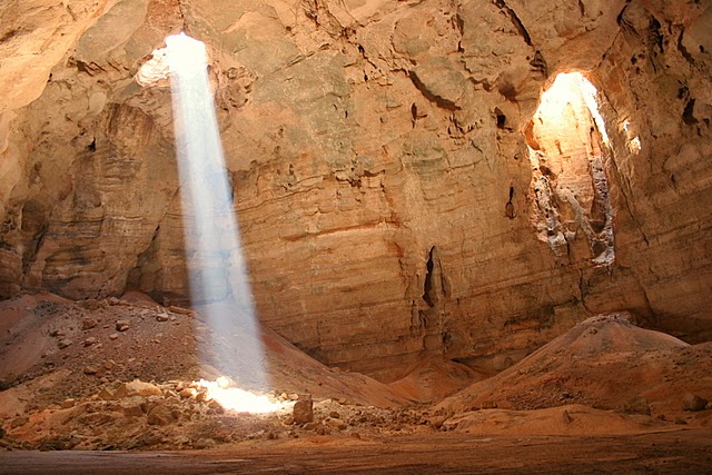 صور نور الشمس داخل كهوف