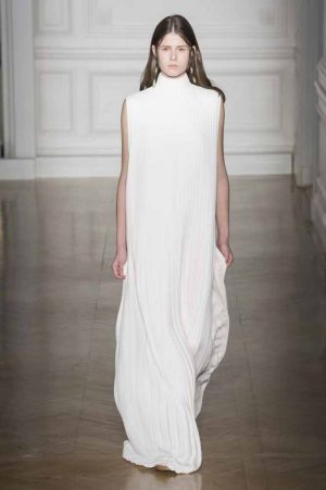 الفستان الأبيض الطويل